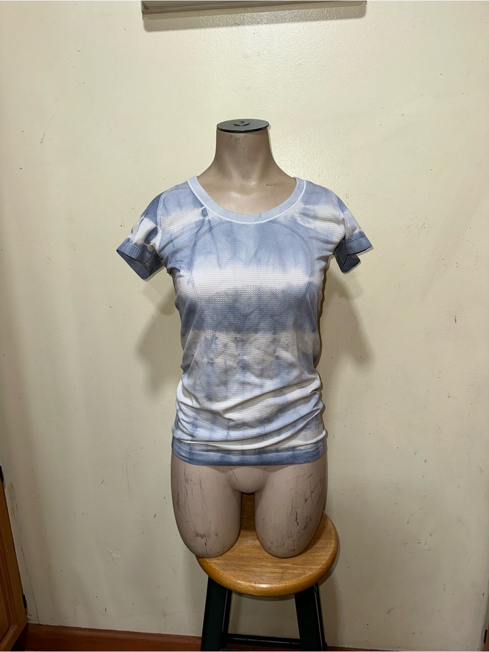Woman’s Lululemon athletic short sleeve tee shirt top